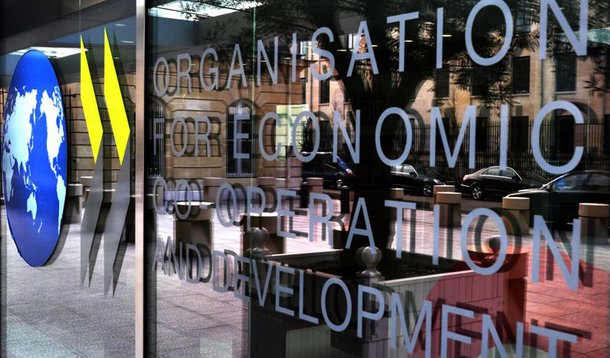Organização para a Cooperação e Desenvolvimento Econômico (OCDE) reduziu as projeções de crescimento global em 2016 para 3%, ante 3,3% na projeção de novembro; dentre as economias emergentes, o Brasil deverá apresentar uma recessão de 4% neste exercício e deverá permanecer estagnado em 2017