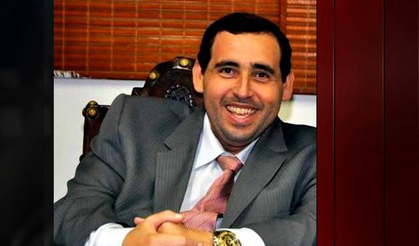 O vereador de Magé, região metropolitana do Rio de Janeiro, Geraldo Cardoso Gerpe, conhecido como Geraldão, de 41 anos, era filiado ao PSB e foi encontrado no estacionamento da Câmara Municipal da cidade; a investigação da morte do parlamentar, que também é sócio-proprietário da empresa Gerpe do Fragoso Distribuição de Cosméticos, está a cargo da Delegacia de Homicídios da Baixada Fluminense; nos últimos dez anos, outros três vereadores foram assassinados: Carlos Alberto do Carmo Souto, em 2006; Dejair Correia, em 2007; e Tunico Pescador, em 2012