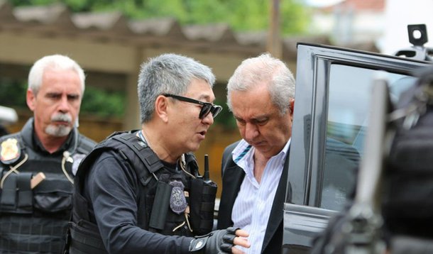 "O "japonês bonzinho" seja ou não o vazador que "vende informações para as revistas", é o suspeito ideal. Visível e com um passado suspeito. E, pela mesma razão, para ser a própria expressão inglesa do red herring, a pista falsa, porque ilude o olfato dos cães farejadores", afirma o jornalista Fernando Brito sobre as suspeitas que recaem sobre o agente da Polícia Federal Newton Ishii; segundo Brito, não obstante Delcídio Amaral ser "um rato", é preciso saber as circunstâncias em que lhe armaram a ratoeira e se houve nisso "mãos de gato"; "O fácil, muitas vezes, é o caminho da ilusão"