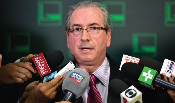 O presidente da Câmara, Eduardo Cunha (PMDB-RJ), anunciou que vai recorrer da decisão do ministro do Supremo Tribunal Federal Marco Aurélio Mello, que determinou que a Casa deve dar andamento ao pedido de abertura de processo de impeachment contra o vice-presidente Michel Temer; o deputado deve entrar com o recurso na quarta (6); Cunha classificou a decisão como "absurda" e "teratológica"