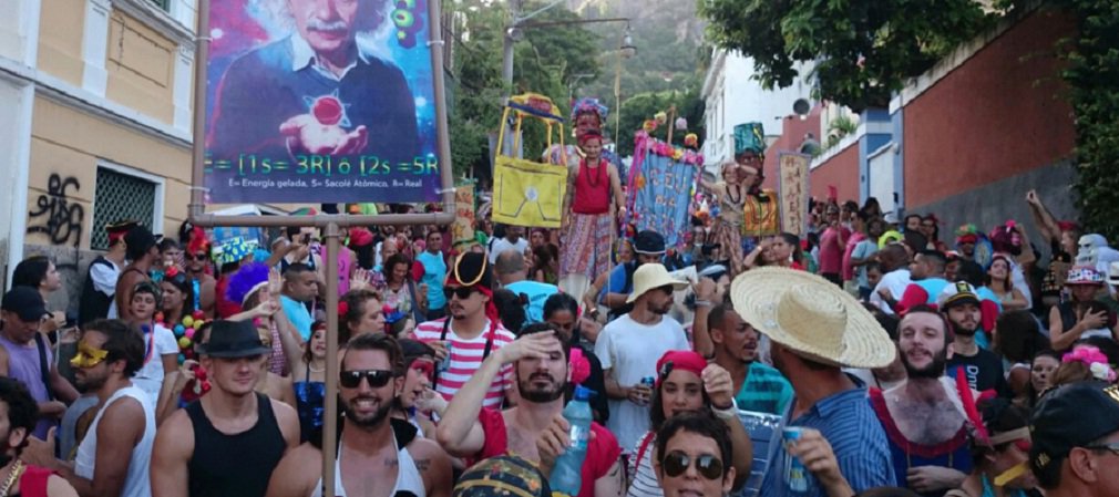 Uma pessoa foi morta a tiros no início da tarde deste sábado em Santa Teresa, na dispersão do bloco de carnaval Céu na Terra, no Largo das Neves; bloco desfilou pela manhãcom público de 5 mil pessoas; um morador do Largo das Neves ouviu três disparos por volta das 13h e afirma que uma pessoa morreu e que a vítima seria vendedor ambulante de cerveja