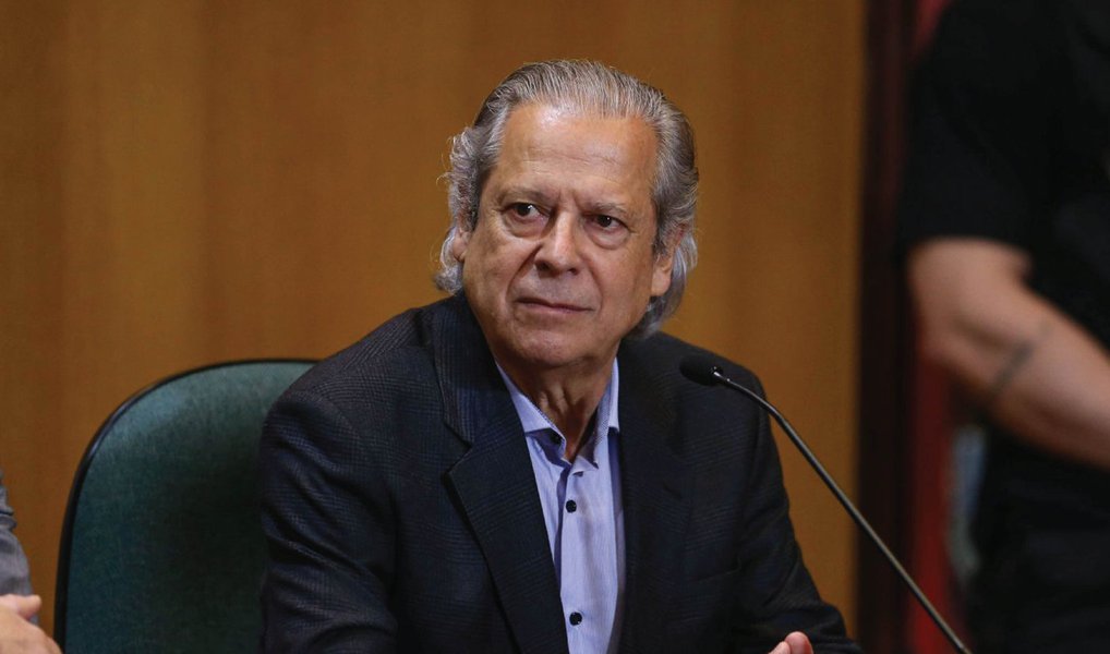 A defesa do ex-ministro José Dirceu protocolou um pedido nesta quinta (31) para que ele seja internado em um hospital para exames; um atestado assinado por um médico de Brasília afirma que Dirceu é um paciente "idoso", que sofre de hipertensão, e se queixa de cefaleia "há mais de 20 dias"; diz ainda que ele faz uso de medicação de alto custo e pede, ao fim, a internação para exames "em caráter de urgência"