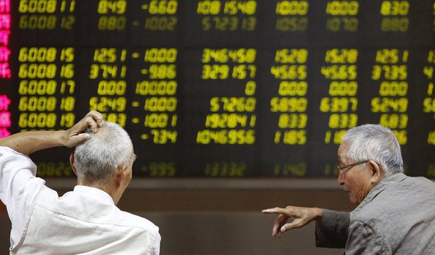 Bolsas da Asia caíram nesta quarta-feira devido às crescentes preocupações com a saúde dos bancos mundiais, particularmente na Europa, levando os investidores a procurar ativos seguros como o iene, que chegou à máxima de 15 meses ante o dólar; o índice Nikkei, do Japão, que tombou mais de 5 por cento na terça-feira, recuou 2,31 por cento hoje; o índice chegou a recuar 4 por cento durante a sessão e tocou a mínima de 16 meses com a queda das ações bancárias e o fortalecimento do iene dando um golpe na confiança