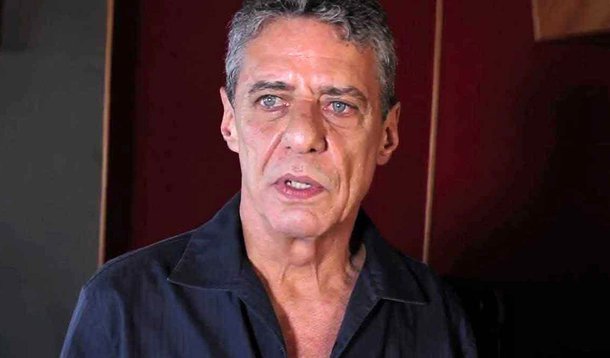 Ações, que serão conduzidas pelo advogado João Tancredo, no Rio, visam identificar os autores de comentários violentos contra o músico e sua família nas redes sociais; "Vocês deveriam morrer num paredão", diz um deles; Chico Buarque já acionou o antiquário e jornalista João Pedrosa e o fazendeiro Guilherme Gaion Junqueira Motta Luiz, por ofensas