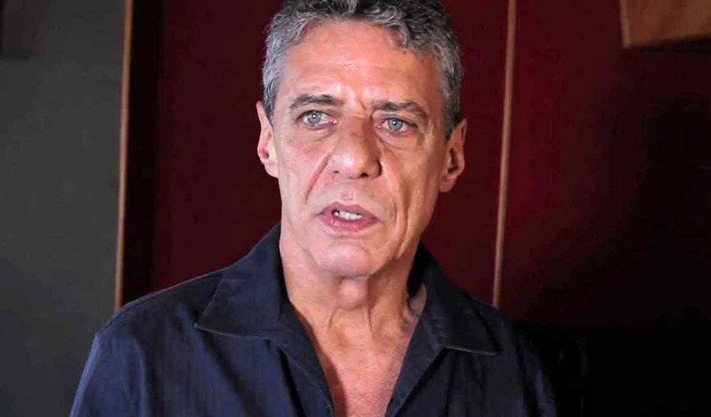 Ações, que serão conduzidas pelo advogado João Tancredo, no Rio, visam identificar os autores de comentários violentos contra o músico e sua família nas redes sociais; "Vocês deveriam morrer num paredão", diz um deles; Chico Buarque já acionou o antiquário e jornalista João Pedrosa e o fazendeiro Guilherme Gaion Junqueira Motta Luiz, por ofensas