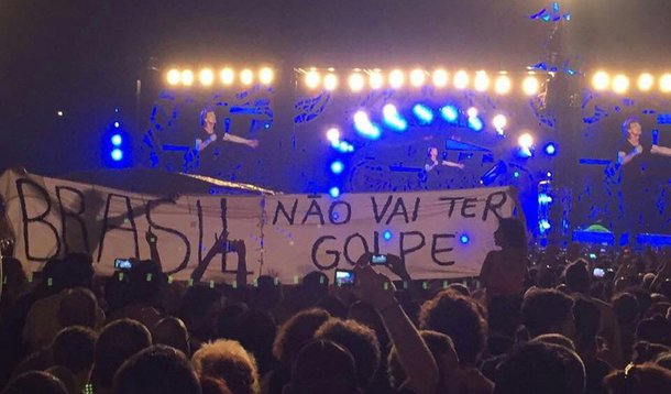 Histórico show gratuito e ao ar livre da banda britânica na noite da sexta-feira (25) em Havana, Cuba, teve pontos altos além da música e da multidão que lotou a Cidade Esportiva; no meio da apresentação, uma faixa chama a atenção para o momento político no Brasil com frase em apoio à presidente Dilma Rousseff (PT); governante petista, eleita democraticamente com mais de 50% dos votos dos brasileiros, enfrenta um processo de impeachment