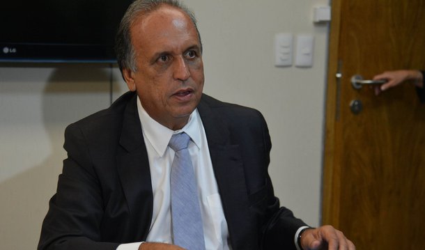 O governador Luiz Fernando Pezão, afirmou, ao comentar as críticas ao projeto de lei para ajuste das finanças do estado, que não pretende aumentar a contribuição previdenciária dos servidores estaduais de 11% para 14% de uma só vez; embora o texto enviado à Assembleia Legislativa não faça essa proposta, o chefe do executivo disse que o aumento poderá ser escalonado; "Eu não quero fazer isso tudo de uma vez. Será que não é possível, para o servidor público ter a garantia de na sua aposentadoria receber o mesmo que o servidor da ativa, colocar 0,75 [por cento de aumento] por ano em quatro anos ou 0,6 em cinco anos?"