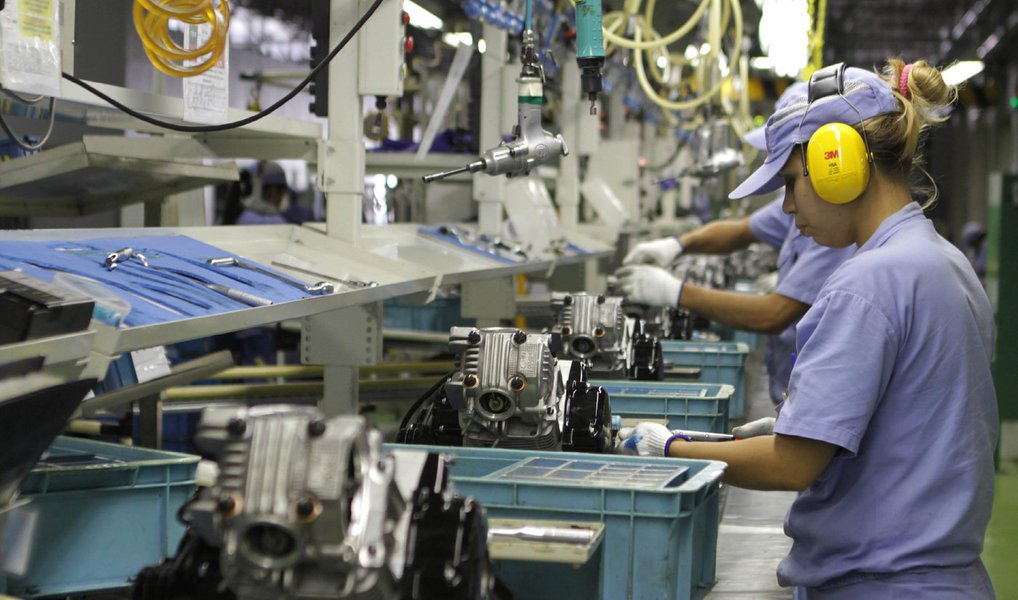 Pesquisa Indicadores Industriais, realizada pela Confederação Nacional da Indústria, aponta que o faturamento da indústria caiu em março, após dois meses seguidos de crescimento; faturamento de março sofreu queda de 1,2% ante fevereiro; nível de emprego teve baixa de 0,6% no período, caindo pelo 14º mês consecutivo