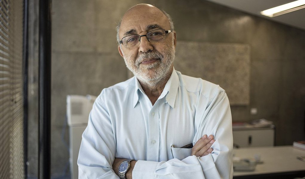 Premiado no Brasil e no exterior por filmes como "Gamal", "O homem que virou suco" e "Doramundo" e comunista de carteirinha desde 1960, o cineasta João Batista de Andrade ficou 12 anos sem filmar depois do Plano Collor; em entrevista ao 247, ele afirma que o atual racha entre PT e PSDB é consequência de outro, de 1966, entre Prestes e Marighela, entre a luta democrática e a luta armada; a turma da luta armada, diz ele, que não era a dele, engrossou as fileiras do PT; diz também que o PMDB é um partido "gigantão" que quer se manter no poder nacional para se proteger da Lava Jato; "Então, qual é a defesa deles? Tomar o Congresso!"