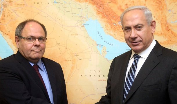 Após polêmica, que gerou um manifesto de embaixadores aposentador do Brasil, funcionários da chancelaria israelense disseram à mídia local que Dani Dayan será designado embaixador em outro país; Itamaraty vinha rejeitando a nomeação porque Dayan foi presidente do Conselho Yesha (entre 2007 e 2013), um órgão de colonos judeus em Jerusalém Oriental e na Cisjordânia, que foram ocupados na Guerra dos Seis Dias, em 1967