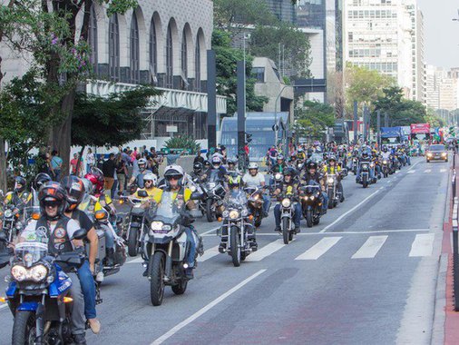 Há muito que a PM tem mostrado não saber bem qual o seu papel. Mas para nós, que presenciamos o "espetáculo das motos" no último sábado, ficou bem claro qual é o papel que querem nos impingir nesse teatro sórdido: o de bobos que aplaudem sempre as estrepolias da corte