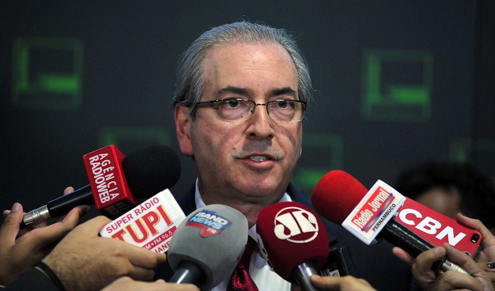 O presidente da Câmara, Eduardo Cunha (PMDB-RJ), apresentou nesta terça (23) uma nova ação junto ao Supremo Tribunal Federal (STF) para impedir que o presidente do Conselho de Ética, José Carlos Araújo (PSD-BA), possa votar em decisão que pode dar andamento ao processo de cassação de seu mandato; a defesa de Cunha alega que Araújo não tem imparcialidade e isenção para atuar no caso; pelas regras da Câmara, o presidente do Conselho de Ética só vota para desempatar