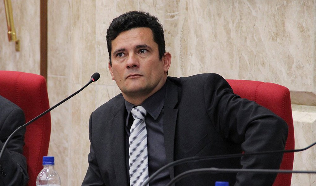 O juiz federal Sérgio Moro aceitou a denúncia do MPF contra o ex-tesoureiro do PT Delúbio Soares, o empresário Ronan Maria Pinto, de Santo André (SP), o operador do 'mensalão' Marcos Valério e mais seis investigados por lavagem de dinheiro; agora eles viram réus; na denúncia do MPF são acusados de lavagem de R$ 6 milhões o empresário Ronan Maria Pinto e mais oito investigados. Segundo a força-tarefa, Ronan Maria Pinto "está entre os beneficiários de empréstimo fraudulento feito junto ao Banco Schahin em favor do PT"