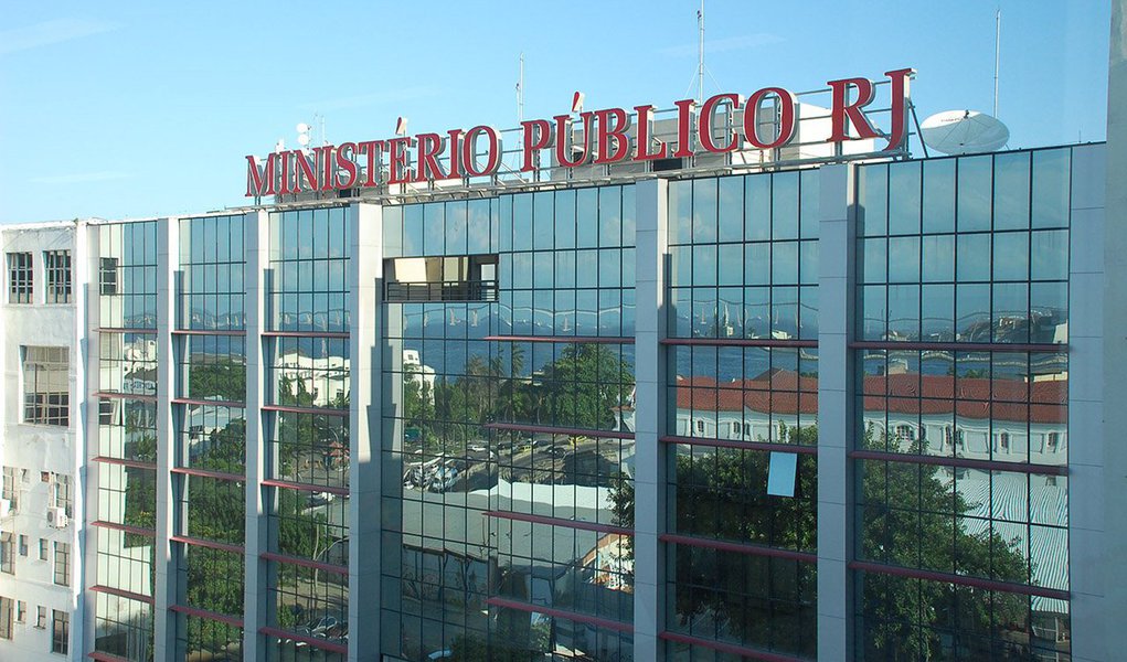 O Ministério Público (MP/RJ) pretende recuperar no mínimo R$ 4.423.500 de recursos públicos desviados - por oficiais da Policia Militar e empresários - do Fundo de Saúde da Policia Militar (Fusbom), entre 2013 e 2014; o Grupo de Atuação Especializada em Segurança Pública (Gaesp), do MP, ajuizou ação civil pública por improbidade administrativa contra 14 pessoas, incluindo o ex-comandante da corporação, José Luís Castro Menezes, três coronéis e três majores