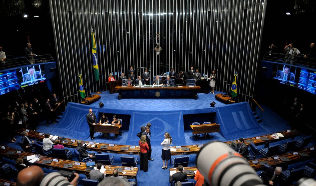 Ao longo de um ano, sob a batuta de Janot, Moro, da Polícia Federal e da mídia chafurdaram a vida e as ações de Dilma tentando encontrar um crime de responsabilidade. Como não tiveram êxito, inventaram essa desculpa esfarrapada das pedaladas fiscais para justificarem a empreitada golpista