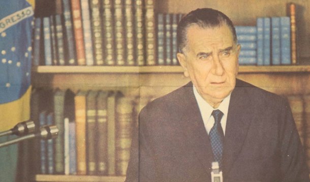 A Universidade Federal do Rio (UFRJ) revogou o título honorário concedido a Emilio Garrastazu Médici, no período em que foi presidente do Brasil (1969-1974), durante a ditadura militar; sob aplausos, a decisão foi aprovada pelo Conselho Universitário na data em que se comemora o Dia Internacional da Declaração dos Direitos Humanos; a revogação do título contou com apoio dos estudantes, que fizeram um ato, pintando suas roupas e rostos de vermelho e preto, para lembrar os assassinatos e desaparecimentos de pessoas ligadas à universidade