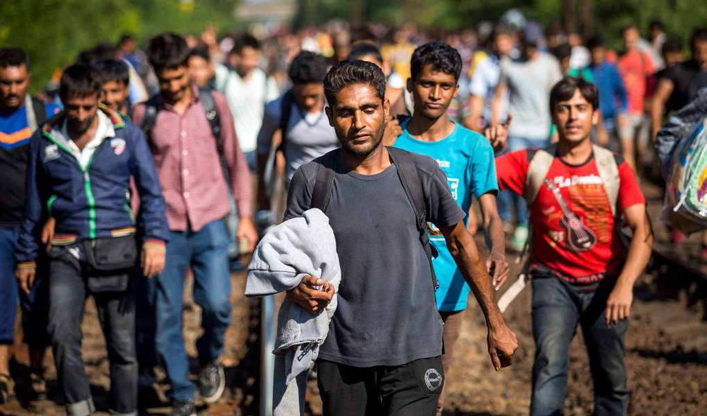 Ministra do Interior da Áustria, Johanna Mikl-Leitner, anunciou nesta quinta-feira, 4, que nos próximos dias será introduzido um limite máximo diário para a entrada de refugiados no país; número de pessoas ainda não está definido e a ministra deve anunciá-lo pouco antes de a medida entrar em vigor; governo austríaco, formado por sociais-democratas e conservadores, endureceu as políticas sobre os refugiados e, em janeiro, estabeleceu o limite de 37,5 mil solicitações de asilo para este ano. Em 2015, foram recebidos 900 mil pedidos