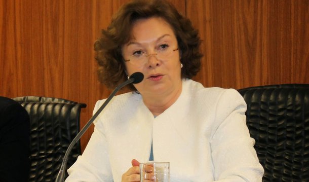 A ministra Nancy Andrighi, atual corregedora-nacional de Justiça, desistiu de ser presidente do Superior Tribunal de Justiça; ela mandou um ofício para ministros da corte na sexta (6) dando a entender que não colocará seu nome na disputa; ela é a primeira na linha de sucessão da Presidência, por ser a ministra mais antiga do tribunal sem nunca ter sido presidente; membros da corte apontam desgastes internos como decisivos para a opção da ministra; alguns ministros afirmam que, diante da possibilidade de não ser eleita, Nancy preferiu se adiantar e desistir da candidatura