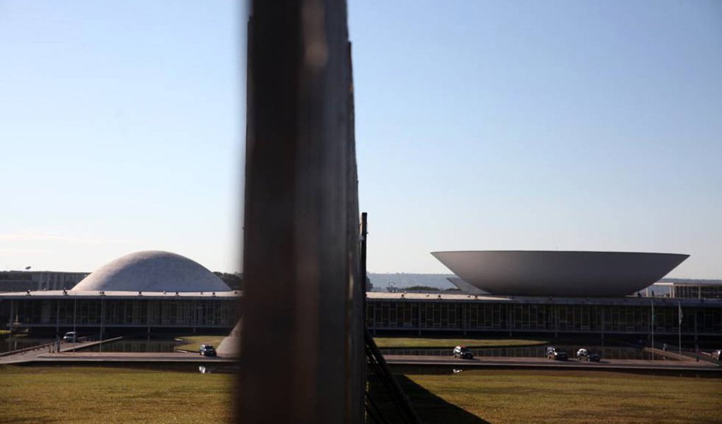 Primeira sessão de análise da admissibilidade do processo de impeachment está marcada para as 8h55, com a exposição, por 25 minutos, do jurista Miguel Reale Junior, um dos autores da denúncia contra a presidente; em seguida, o advogado-geral da União, José Eduardo Cardozo, fará a defesa de Dilma Rousseff, também por 25 minutos; paralelamente às apresentações da acusação e da defesa, a partir das 9h será aberto prazo para que os deputados interessados em discursar sobre o processo se inscrevam na Mesa Diretora