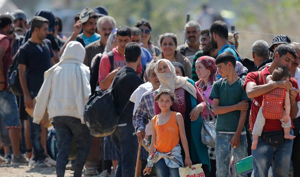 O número de refugiados sírios na fronteira com a Turquia, depois de fugir dos bombardeios em Aleppo, segunda maior cidade da Síria, já ultrapassa os 45 mil e está aumentando, segundo a organização humanitária turco-muçulmana IHH, que ajuda essas pessoas