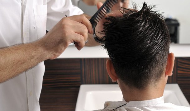 As atividades do setor de serviços continuam em queda; em todo o país, em dezembro, o volume de serviços recuou 5% na comparação com o mesmo período de 2014, um pouco menos do que em novembro (6,4%) e outubro (5,8%); março foi o único mês do ano com desempenho positivo