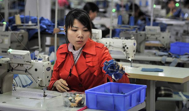 China pretende demitir 5 a 6 milhões de trabalhadores de empresas estatais nos próximos dois a três anos como parte dos esforços para reduzir o excesso de capacidade produtiva e reduzir a poluição; governo chinês vai gastar quase 150 bilhões de iuans (23 bilhões de dólares) em indenizações apenas nos setores de carvão e aço nos próximos anos