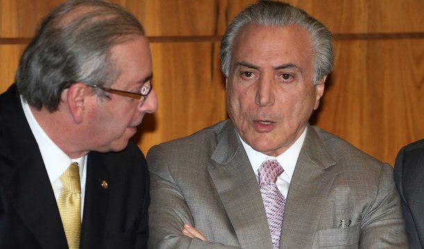 Segundo relato do deputado Anthony Garotinho, um deputado federal do PR amigo íntimo de Eduardo Cunha diz que o ex-presidente da Câmara anda repetindo ameaças: "Se eu for abandonado não vou sozinho para o sacrifício. É bom que alguém diga a Michel (Temer) e a (Romero) Jucá que eu posso ser o início do fim de um governo que nem começou"; ‘Cunha desconfia de traição embora Temer tenha sido um dos primeiros a ligar para ele assim que o ministro Teori Zavascki concedeu a liminar para suspender o mandato e afastá-lo da presidência da Câmara: "Não sou bobo. Tem gente que manda matar e depois vai chorar no velório ao lado da viúva. Se estão pensando que vou aceitar solidariedade sem uma solução concreta estão enganados", teria dito 