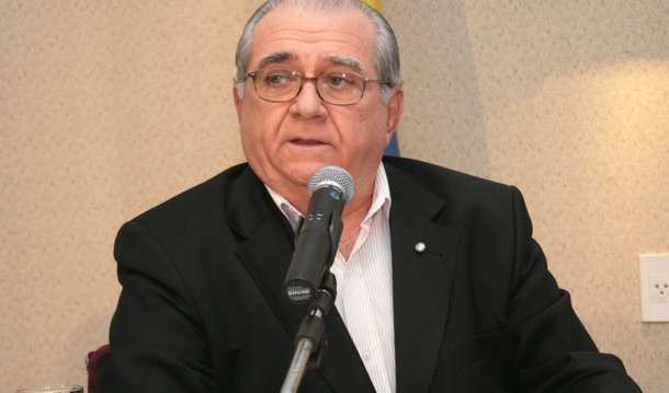 O Ministério Público (MP-MA) divulgou denúncia contra o ex-prefeito de São Luís João Castelo Ribeiro Gonçalves por conta da ilegalidades em licitações para aquisição de VLTs, no ano de 2012, quando era prefeito; no processo licitatório, o MP-MA constatou que não foi prevista dotação orçamentária para a aquisição do veículo, o que resultou na insuficiência dos recursos para custear a despesa, levando o ex-prefeito João Castelo a emitir dois decretos de abertura de crédito no valor de R$ 6,5 milhões; outro ponto destacado na ação é a inexistência de estudo sobre o impacto orçamentário-financeiro da implantação do sistema de VLTs aos cofres do Município