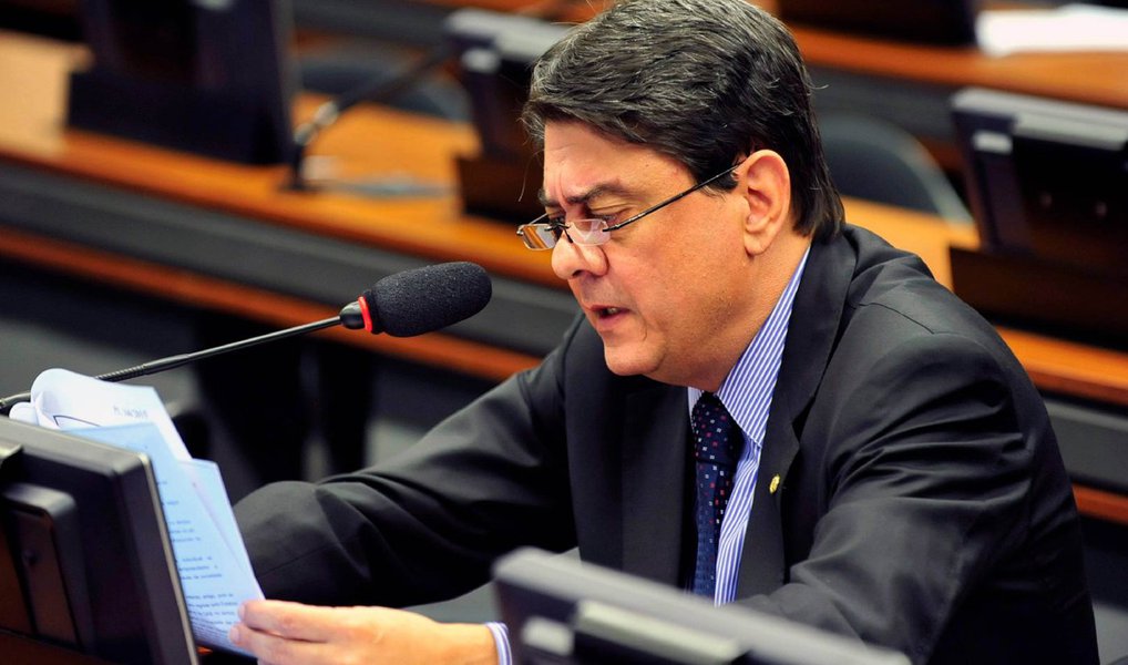 O deputado federal Wadih Damous (PT) avalia que o relatório apresentado na Comissão Especial do Impeachment, na Câmara pelo deputado Jovair Arantes (PTB-GO) a favor da cassação da presidente Dilma Rousseff, é imprestável; “Ele fundamenta o relatório de uma maneira e decide de outra. É um relatório inconsistente e contraditório", diz