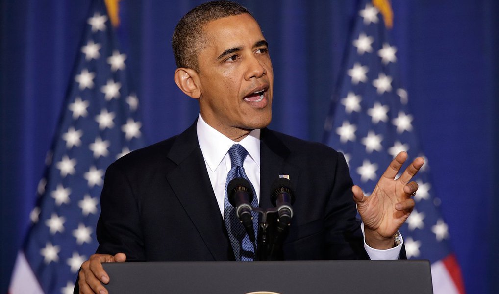 Presidente dos Estados Unidos, Barack Obama, apresentou nesta terça-feira, 9, proposta de Orçamento para 2017, no valor de US$ 4 trilhões, apostando na luta contra as alterações climáticas e o terrorismo e no investimento em infraestrutura; Obama esboça um panorama econômico de crescimento sólido, que situa em 2,6% este ano e em 2017, e com um déficit orçamentário que deverá cair abaixo de 2,5% entre 2016 e 2026; "O plano reduz o déficit e mantém a evolução fiscal por meio de poupanças inteligentes no sistema de saúde, imigração e impostos", diz Obama no documento da proposta orçamentária