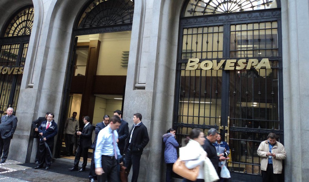 Às 12h47 (horário de Brasília), o benchmark da Bolsa brasileira disparava 4,86%, a 45.158 pontos; já o dólar comercial cai 1,92% a R$ 3,7369 na venda, enquanto o dólar futuro para janeiro de 2016 tem queda de 1,62% a R$ 3,758