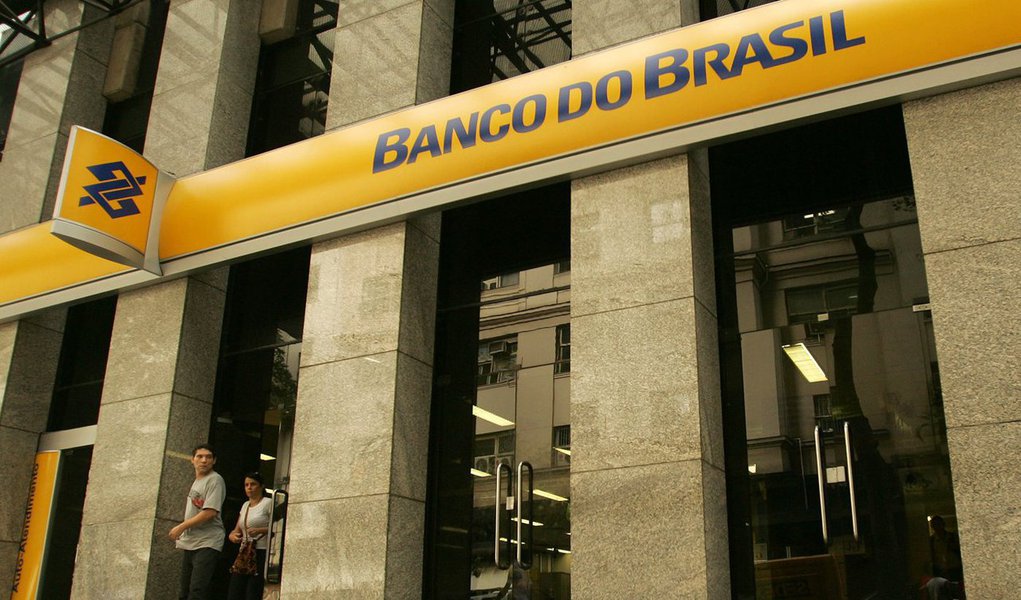 A BB Seguridade obteve lucro líquido de R$ 1,03 bilhão no fechamento do terceiro trimestre; valor representa uma alta de cerca de 25% sobre o mesmo período do ano anterior; em termos ajustados, o lucro líquido do braço de seguros do Banco do Brasil ficou em R$ 987,7 milhões, crescimento de 20% sobre igual período de 2014