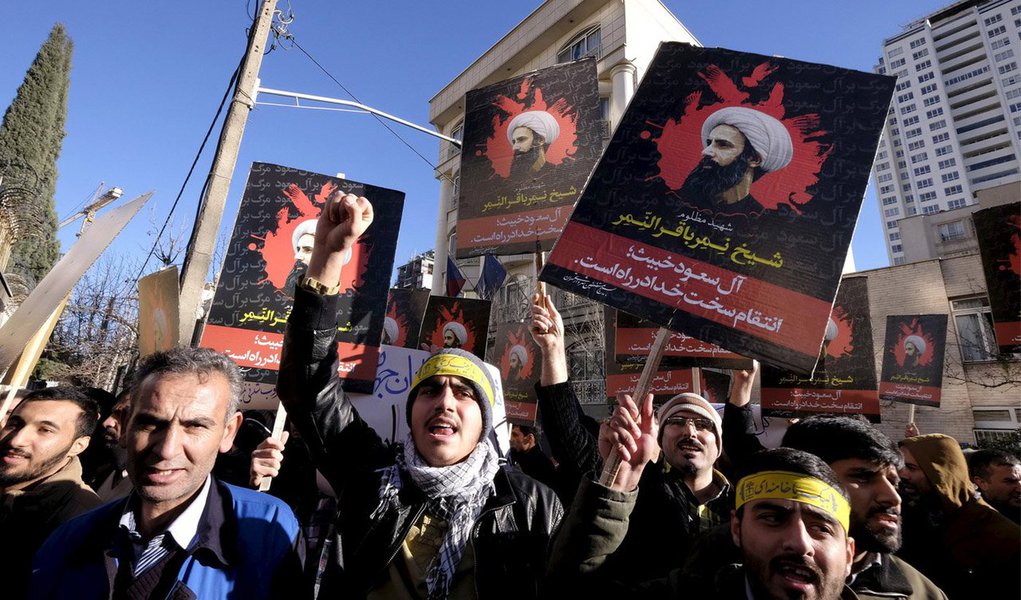 Liga Árabe reúne-se neste domingo, 10, em caráter emergencial para discutir os ataques a representações diplomáticas sauditas no Irã, em protesto pela execução, pela Arábia Saudita, de um influente dirigente religioso xiita; segundo Ahmed Ben Helli, secretário-adjunto da organização, a reunião vai analisar "as ingerências iranianas nos assuntos internos árabes"