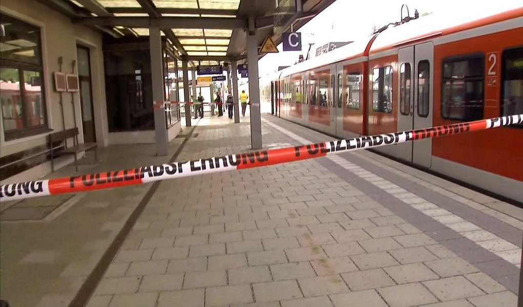 Homem armado com uma faca apunhalou quatro pessoas em uma estação de trem nas proximidades de Munique, na Alemanha; um dos passageiros feridos morreu pouco após ser hospitalizado. Segundo testemunhas do ataque, agressor teria gritado "Alá é grande" momentos antes do ataque; suspeito foi preso na estação S-Bahn, em Grafing, uma pequena cidade de 13 mil habitantes, local onde o ataque foi registrado; polícia, porém, não descarta que o ataque possa ter sido praticado por um "desequilibrado ou se a questão envolve vício em drogas"