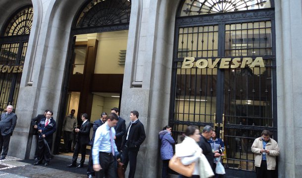 Às 12h47 (horário de Brasília), o benchmark da Bolsa brasileira disparava 4,86%, a 45.158 pontos; já o dólar comercial cai 1,92% a R$ 3,7369 na venda, enquanto o dólar futuro para janeiro de 2016 tem queda de 1,62% a R$ 3,758
