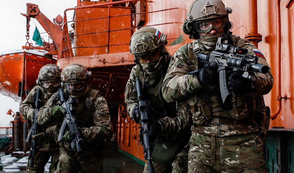 O serviço de segurança da Rússia, conhecido como FSB, declarou nesta segunda-feira que prendeu sete militantes do Estado Islâmico na cidade de Yekaterinburgo, nos Urais, que estariam planejando ataques a bomba em Moscou, São Petersburgo e na região de Sverdlovsk; o grupo inclui russos e cidadãos de países da Ásia Central