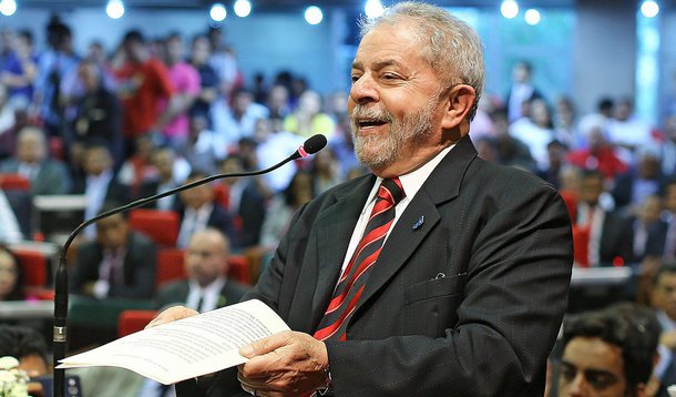 Joaquim Barbosa e Silvio Santos, um negro e o outro camelô, têm aval para fazerem o que quiserem porque são exceções, fazem jus a seu "mérito": não ameaçam a regra, não abalam as estruturas. Mas o nordestino operário que ousou ser presidente foi longe demais