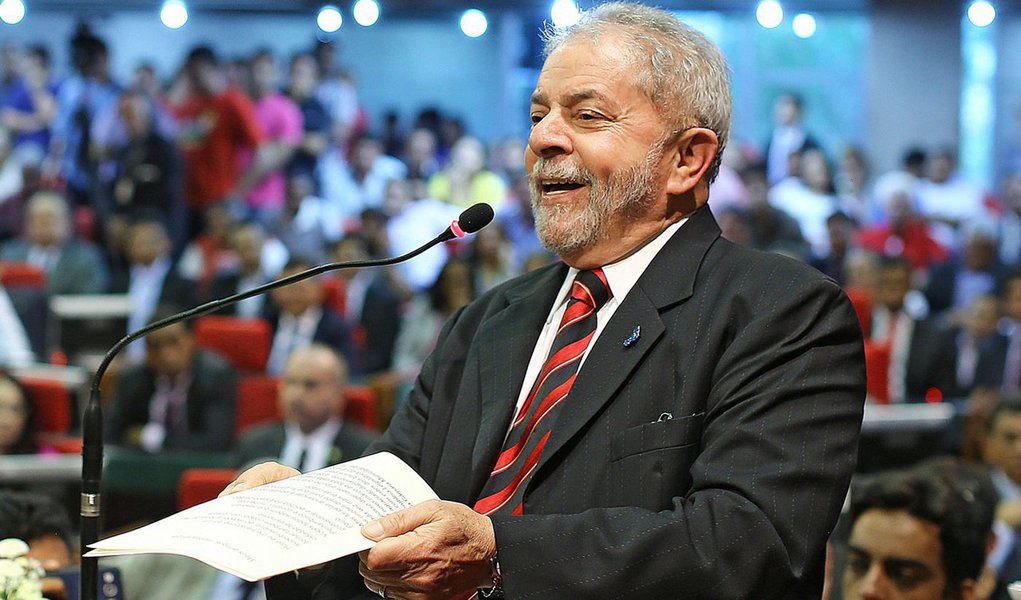 Joaquim Barbosa e Silvio Santos, um negro e o outro camelô, têm aval para fazerem o que quiserem porque são exceções, fazem jus a seu "mérito": não ameaçam a regra, não abalam as estruturas. Mas o nordestino operário que ousou ser presidente foi longe demais