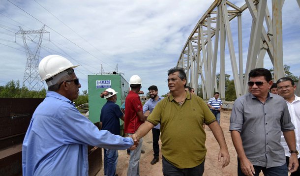 O governador do Maranhão, Flávio Dino, visitou  as obras de recuperação do Sistema Italuís que estão 90% concluídas e devem ser entregues ainda no segundo semestre deste ano; a fase atual compreende a passagem da nova tubulação da adutora por sobre o Estreito dos Mosquitos; desde 2002 até 2015, o abastecimento de água foi penalizado por 29 rompimentos nesta localidade, já que os canos de ferro não suportavam mais a pressão exercida pelo volume de água, por conta da deterioração causada pelo atrito da vazão e a ação do tempo, devido à falta de manutenção nos últimos anos