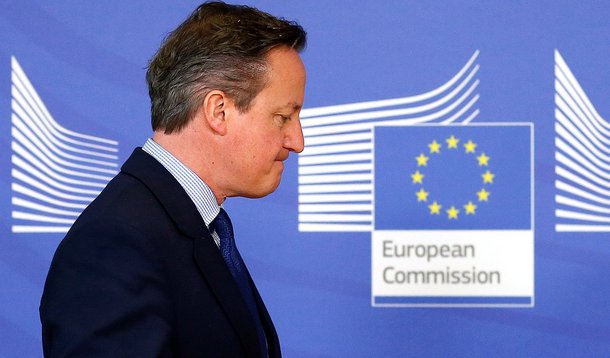 Campanha para que a Grã-Bretanha se separe da União Europeia subiu para 43%, um aumento de 2 pontos percentuais em relação a uma sondagem semelhante de uma semana atrás, como indicou a pesquisa da ICM; primeiro-ministro britânico, David Cameron enfrenta uma das crises mais profundas em sua liderança de uma década no Partido Conservador desde que Iain Duncan Smith, ex-secretário de Trabalho e Aposentadoria contrário à filiação à UE, renunciou por conta dos gastos com o bem-estar social