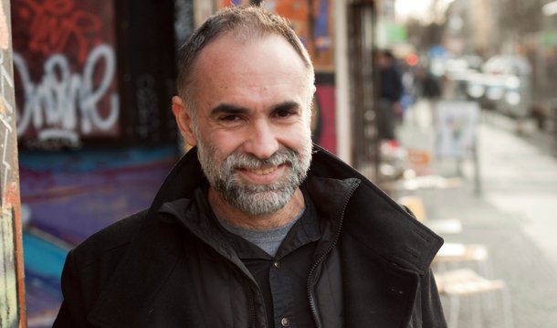 "Amanhã é o dia de mostrar que a gente não vai deixar que este país entre em um período obscuro novamente", diz o cineasta Karim Aïnouz, de filmes como "Praia do Futuro" e "Madame Satã", ao convidar os brasileiros para as manifestações contra o golpe e em defesa da democracia que ocorrerão nesta quinta (31) em todo o país