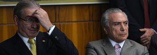 "Se o impeachment passar, Temer manterá como seu substituto e sucessor imediato um réu perante o STF, rejeitado por 77% dos brasileiros (Datafolha), acusado de receber milhões de dólares em propinas, a exemplo da denúncia que estourou hoje?", pergunta a jornalista Tereza Cruvinel; segundo ela, "como Cunha tem uma tropa para evitar a cassação, já estaria sendo ensaiado um acordo pelo qual ele renunciaria à presidência da Câmara salvando o mandato. E de quebra, o foro privilegiado do STF"; "Se vier mesmo a presidência Temer, já se ouve no PMDB que ele terá de se livrar de Cunha na presidência da Câmara. Como poderia Temer convencer o Brasil de que veio para consertar o país (pois em uni-lo nem poderá falar) tendo Cunha como segundo na linha sucessória?", coloca ainda a colunista do 247