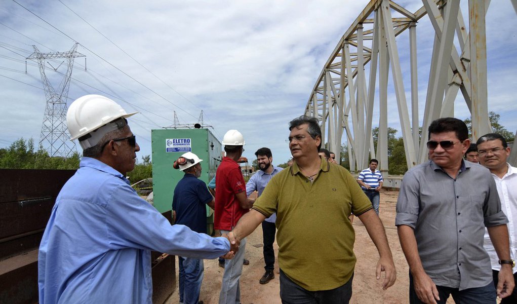 O governador do Maranhão, Flávio Dino, visitou  as obras de recuperação do Sistema Italuís que estão 90% concluídas e devem ser entregues ainda no segundo semestre deste ano; a fase atual compreende a passagem da nova tubulação da adutora por sobre o Estreito dos Mosquitos; desde 2002 até 2015, o abastecimento de água foi penalizado por 29 rompimentos nesta localidade, já que os canos de ferro não suportavam mais a pressão exercida pelo volume de água, por conta da deterioração causada pelo atrito da vazão e a ação do tempo, devido à falta de manutenção nos últimos anos