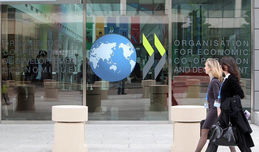 Organização para a Cooperação e Desenvolvimento Econômico (OCDE) defendeu a necessidade de implantação de uma série de reformas estruturais para retomar o crescimento mundial "lento"; "Num contexto de perspectivas econômicas moderadas, há uma boa argumentação para dar prioridade às reformas que, além de estimularem o emprego e a produtividade, possam apoiar melhor a atividade [econômica] a curto prazo", apontou a instituição em um relatório