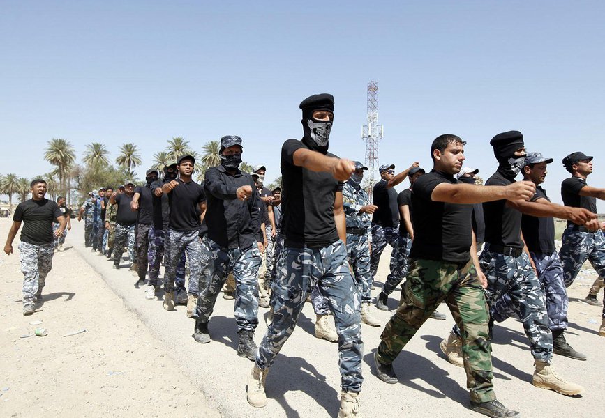 As autoridades espanholas prenderam dois homens e uma mulher com ligações com uma rede de recrutamento e envio de pessoas para se juntarem ao grupo extremista Estado Islâmico, segundo comunicado do Ministério do Interior; os dois homens, de 32 e 42 anos, naturais de Tanger, no Marrocos, residiam na mesma casa em Barcelona, cidade onde foram detidos e a partir de onde promoviam a ideologia extremista do Estado Islâmico; segundo o governo espanhol, os dois utilizavam diferentes plataformas virtuais e redes sociais para captar adeptos e enviá-los às zonas de conflito