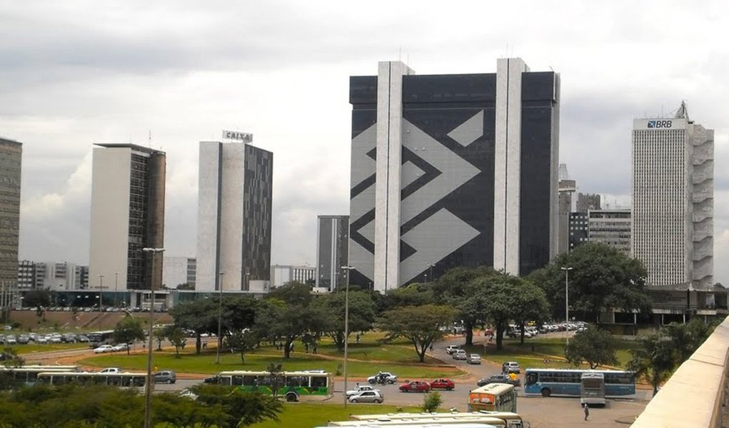Lucro do Banco do Brasil registrado no ano passado registrou alta de 28% em relação ao ano anterior; no quarto trimestre de 2015, o lucro chegou a R$ 2,512 bilhões; a remuneração aos acionistas atingiu R$ 5,7 bilhões no ano