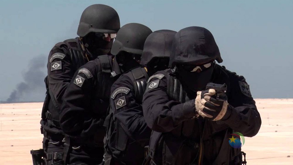 A Polícia Militar em parceria com o Ministério Público realizam a operação Black Evil com o objetivo de cumprir cinco mandados de prisão preventiva contra agentes do Batalhão de Operações Especiais (Bope) suspeitos de receber propina de traficantes; segundo as investigações, os valores recebidos pelos policiais variavam entre R$ 2 mil e R$ 10 mil por comunidade; o grupo ainda negociava com traficantes armas apreendidas em outras ações para uso da quadrilha