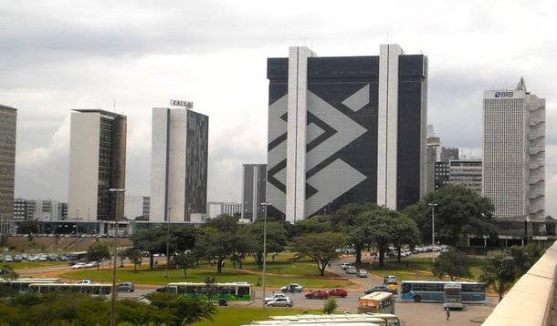 Lucro do Banco do Brasil registrado no ano passado registrou alta de 28% em relação ao ano anterior; no quarto trimestre de 2015, o lucro chegou a R$ 2,512 bilhões; a remuneração aos acionistas atingiu R$ 5,7 bilhões no ano