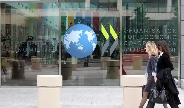 Organização para a Cooperação e Desenvolvimento Econômico (OCDE) defendeu a necessidade de implantação de uma série de reformas estruturais para retomar o crescimento mundial "lento"; "Num contexto de perspectivas econômicas moderadas, há uma boa argumentação para dar prioridade às reformas que, além de estimularem o emprego e a produtividade, possam apoiar melhor a atividade [econômica] a curto prazo", apontou a instituição em um relatório