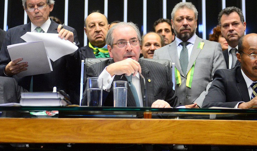 Evangélico e réu no STF, o presidente da Câmara dos Deputados, Eduardo Cunha (PMDB-RJ), pediu que "Deus tenha misericórdia da Nação", ao votar pelo impeachment da presidente Dilma; Cunha é réu no Supremo pelo recebimento de propina desvendado pela Operação Lava Jato; o peemedebista foi alvo de mais uma denúncia, de ter cobrado R$ 52 milhões em propinas de empresas ligadas à construção do Porto Maravilha, no Rio de Janeiro; a revelação foi feita pelo empresário Ricardo Pernambuco Júnior, da Carioca Engenharia, em delação premiada